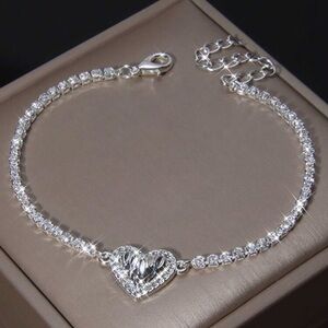 NWT Elegant Shiny Silver Heart Bracelet 
Decorated Rhinestones